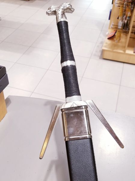In The Witcher games, novels, and now Netflix adaptation - Geralt of Rivia's iconic Silver sword is said to be for monsters. This recreation is as stunning to hold in person as it is to look at! A specially crafted black sheath is included for this steel prop replica of Geralt's Silver Sword.